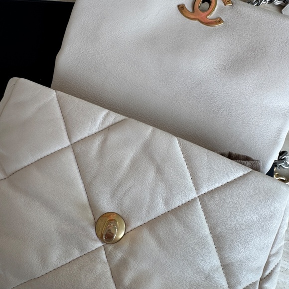 Chanel Medium 19 Flap Bag - Picture 5 of 11